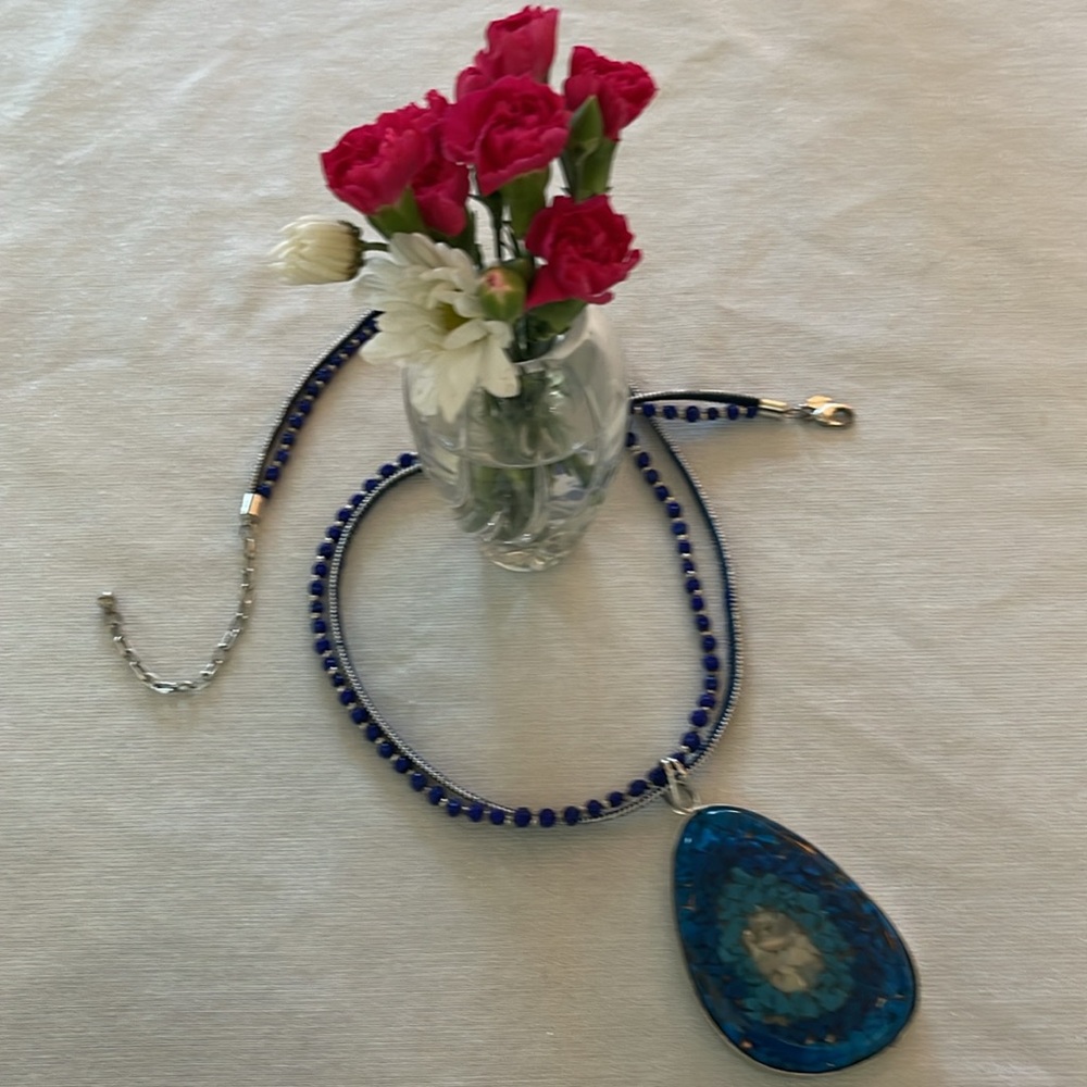 CHICOS attractive, gently-used pendant necklace/statement piece, wear it 3 ways.